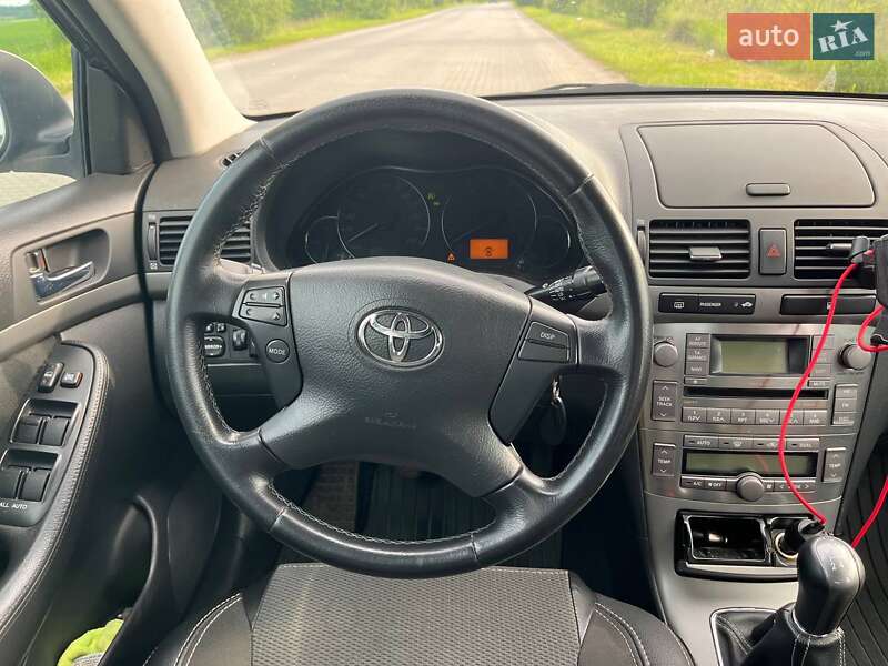 Седан Toyota Avensis 2006 в Львові