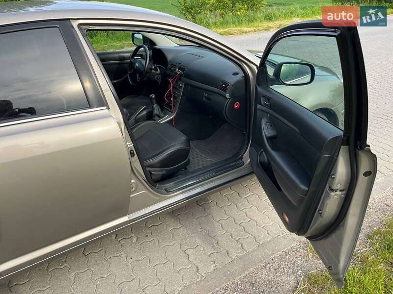 Седан Toyota Avensis 2006 в Львові