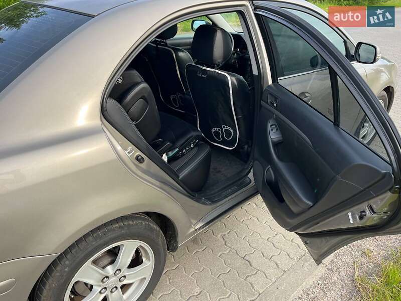 Седан Toyota Avensis 2006 в Львові