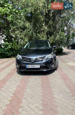 Седан Toyota Avensis 2012 в 