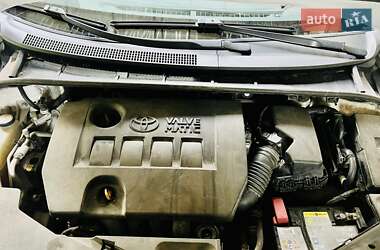 Седан Toyota Avensis 2011 в 