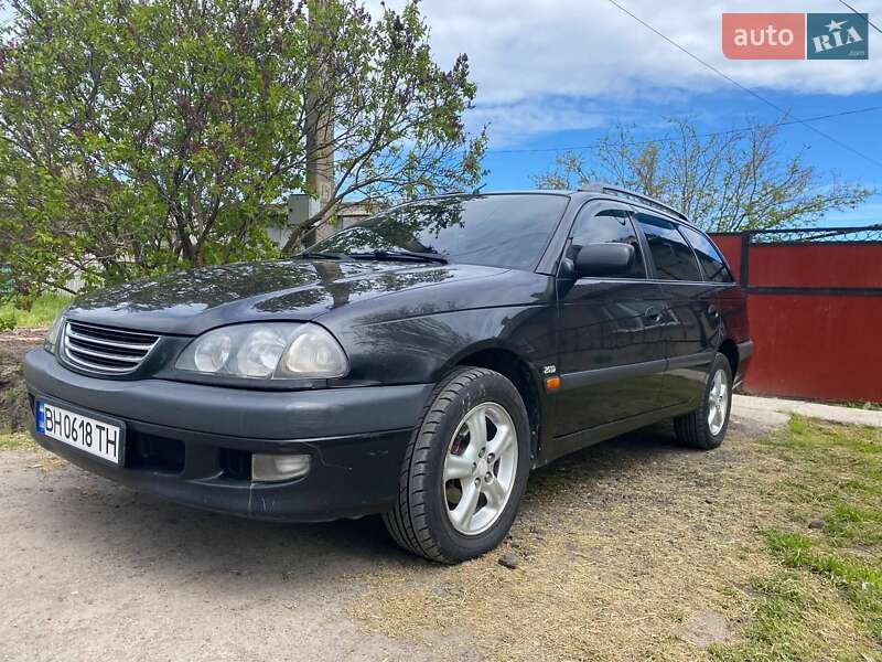 Універсал Toyota Avensis 1998 в Кілії