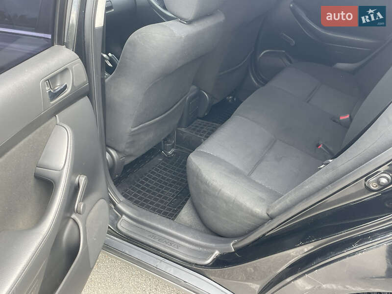 Седан Toyota Avensis 2004 в Киеве