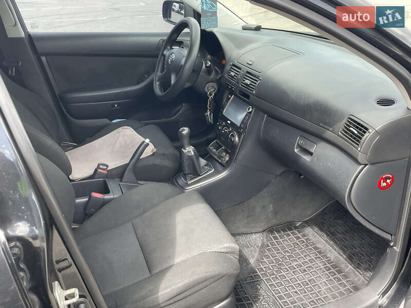 Седан Toyota Avensis 2004 в Киеве