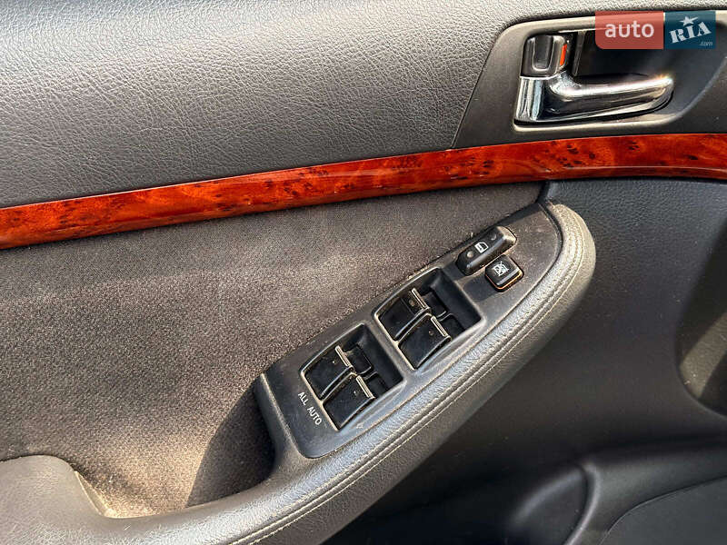 Седан Toyota Avensis 2004 в Львове