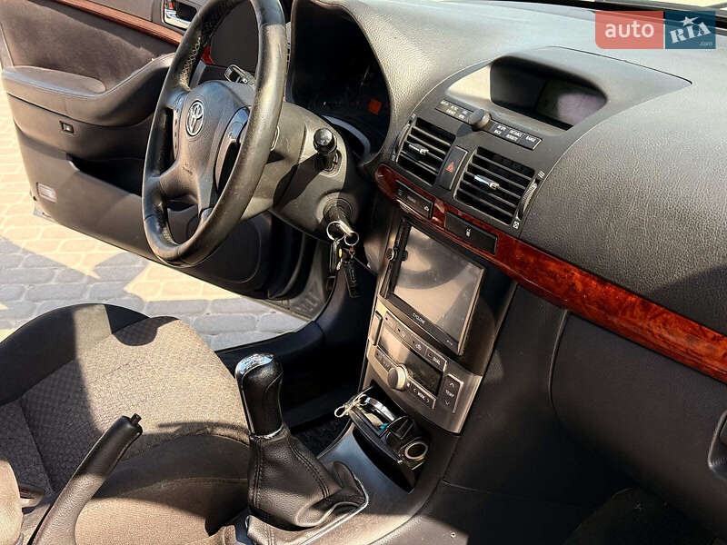 Седан Toyota Avensis 2004 в Львове