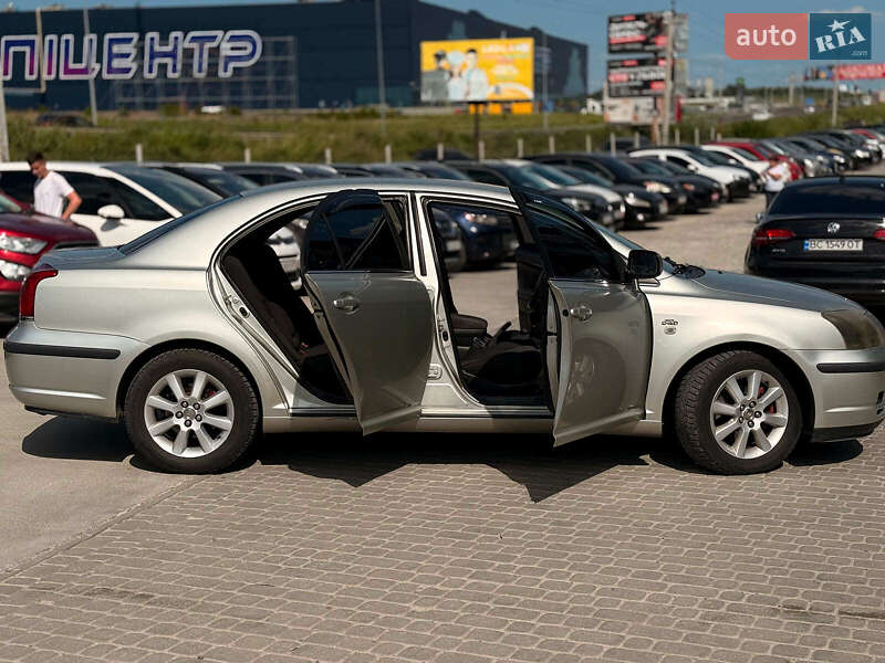 Седан Toyota Avensis 2004 в Львове
