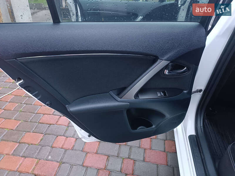 Універсал Toyota Avensis 2013 в Бережанах