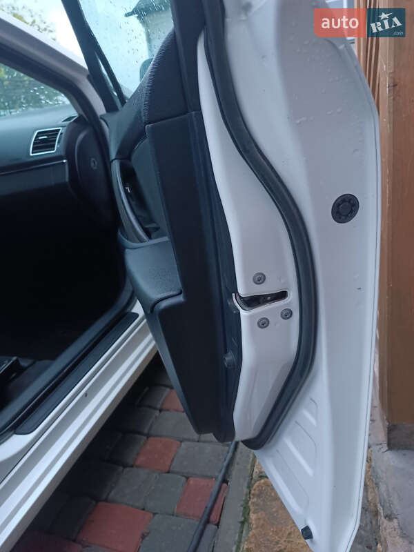 Універсал Toyota Avensis 2013 в Бережанах