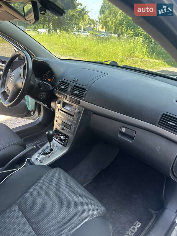 Седан Toyota Avensis 2008 в Львові