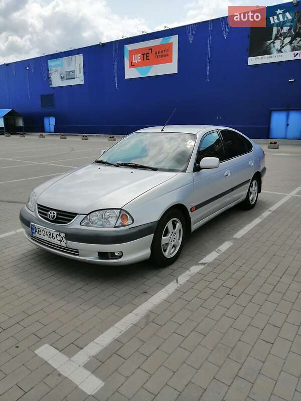 Лифтбек Toyota Avensis 2002 в Виннице