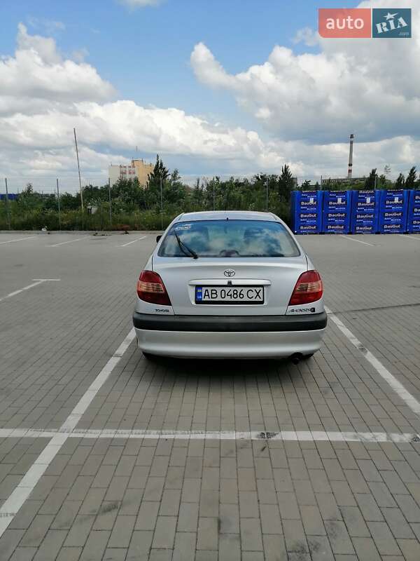 Лифтбек Toyota Avensis 2002 в Виннице