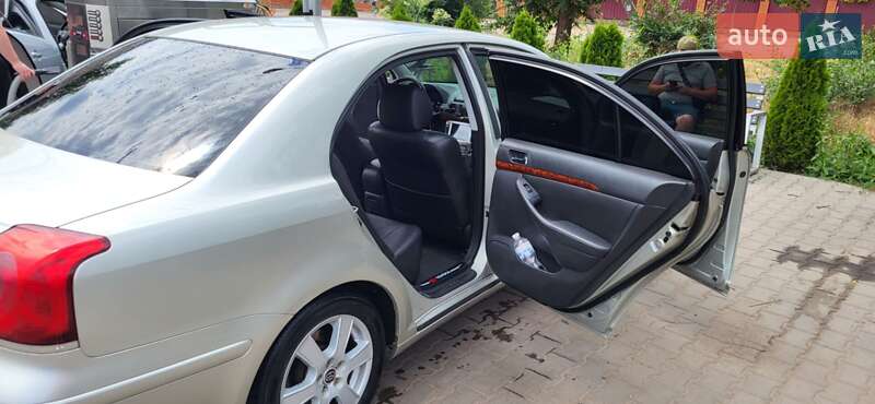 Седан Toyota Avensis 2003 в Кривом Роге