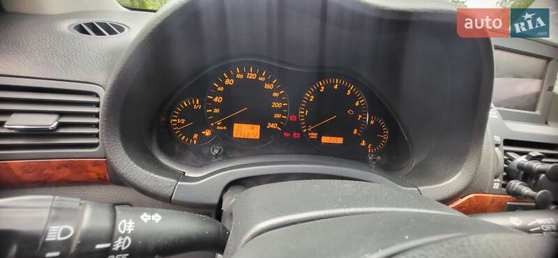 Седан Toyota Avensis 2003 в Кривом Роге