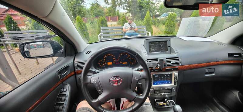 Седан Toyota Avensis 2003 в Кривом Роге