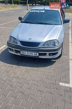 Седан Toyota Avensis 1998 в Южном