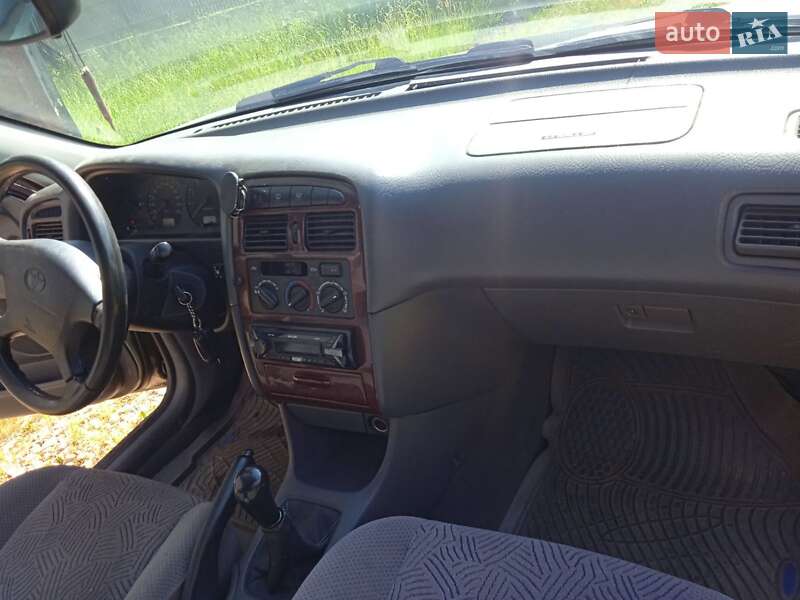Ліфтбек Toyota Avensis 1999 в Вигоді