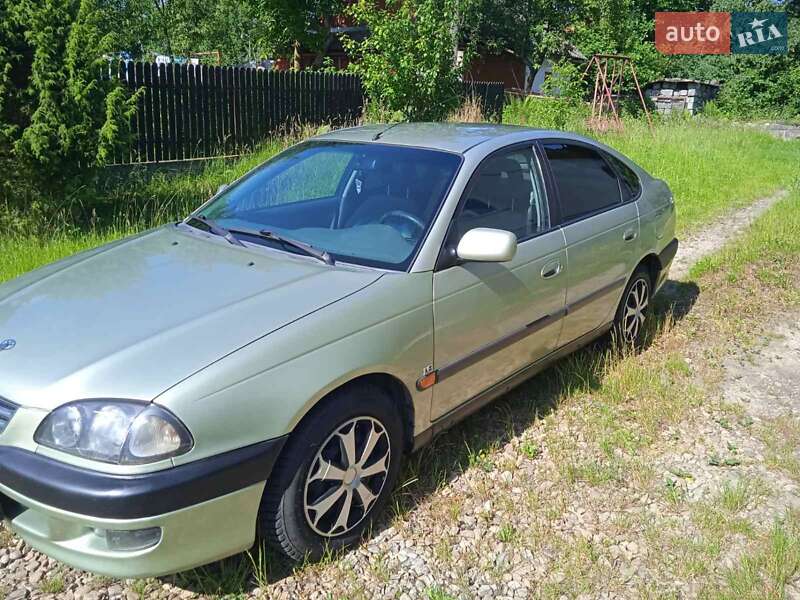 Ліфтбек Toyota Avensis 1999 в Вигоді