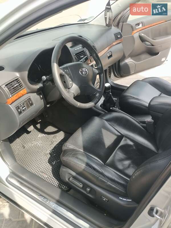 Универсал Toyota Avensis 2005 в Покровском