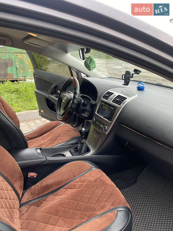 Универсал Toyota Avensis 2010 в Деражне