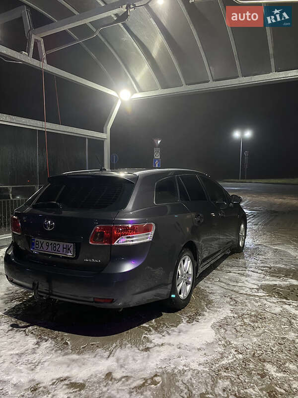 Универсал Toyota Avensis 2010 в Деражне