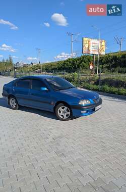 Ліфтбек Toyota Avensis 1999 в Ірпені