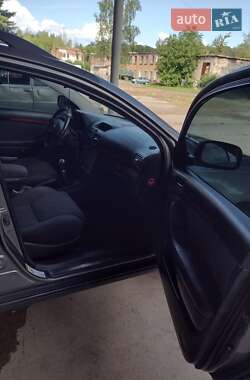 Универсал Toyota Avensis 2004 в Валках