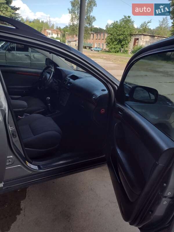 Toyota Avensis 2004