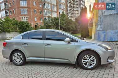 Седан Toyota Avensis 2012 в 