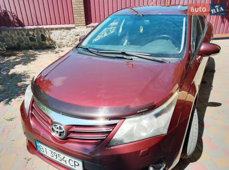 Седан Toyota Avensis 2012 в Карловке