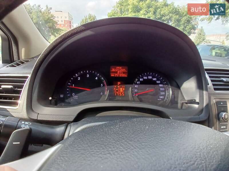 Універсал Toyota Avensis 2012 в Вараші
