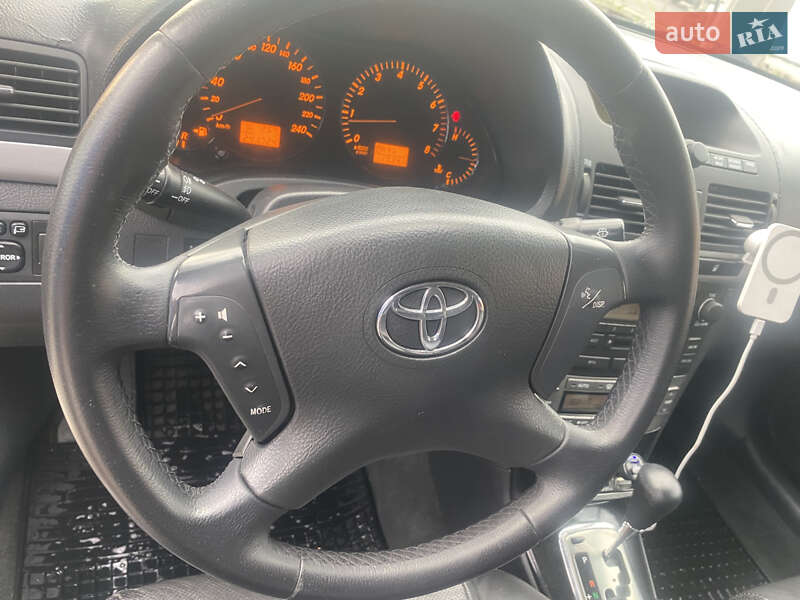Седан Toyota Avensis 2005 в Луцке