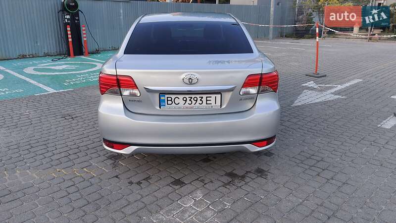 Седан Toyota Avensis 2012 в Львове