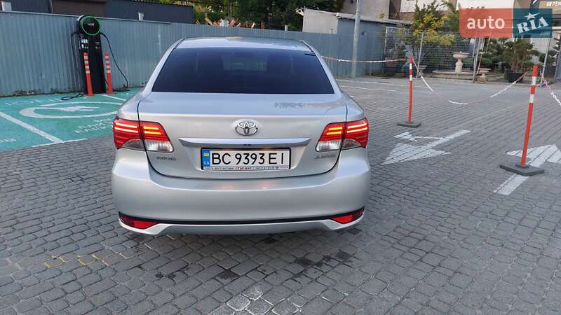 Седан Toyota Avensis 2012 в Львове