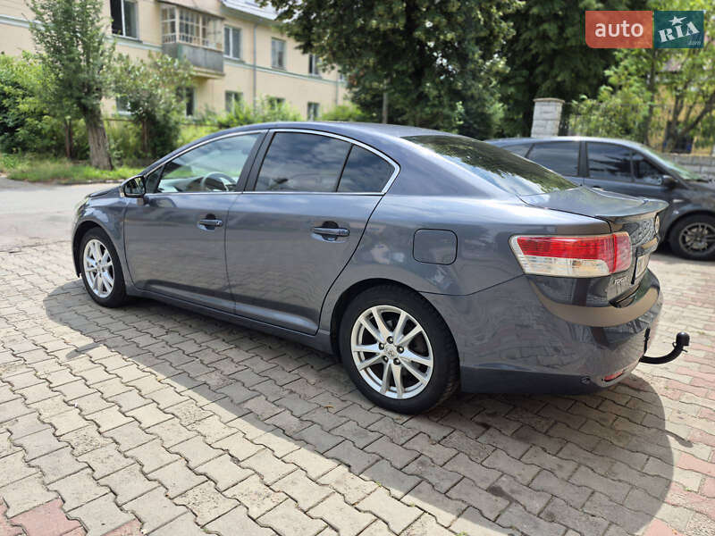 Седан Toyota Avensis 2010 в Рівному