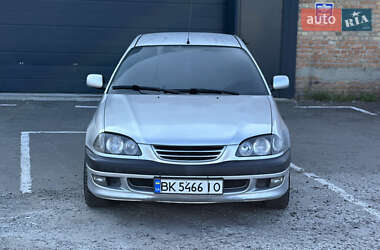 Седан Toyota Avensis 2000 в Рівному