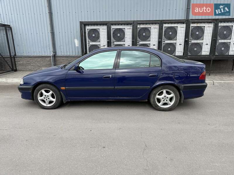 Седан Toyota Avensis 1997 в Запорожье