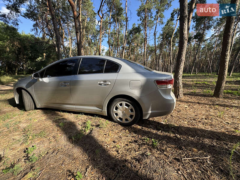 Седан Toyota Avensis 2010 в Кропивницком