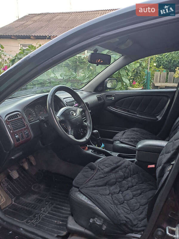 Седан Toyota Avensis 2000 в Коростышеве