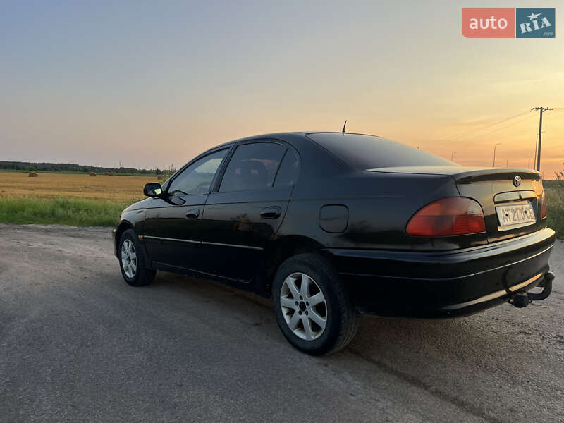 Седан Toyota Avensis 2000 в Коростышеве