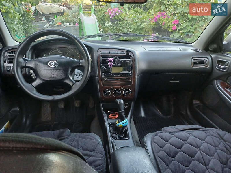 Седан Toyota Avensis 2000 в Коростышеве