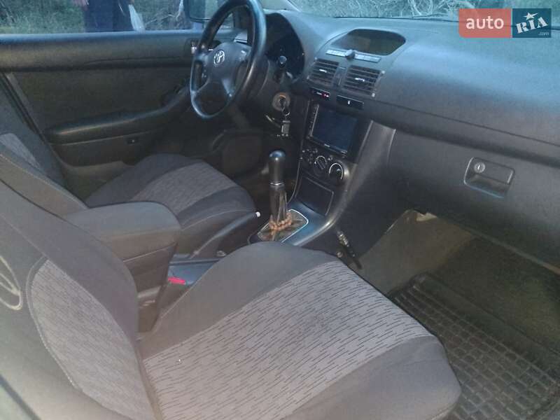 Седан Toyota Avensis 2003 в Александровке