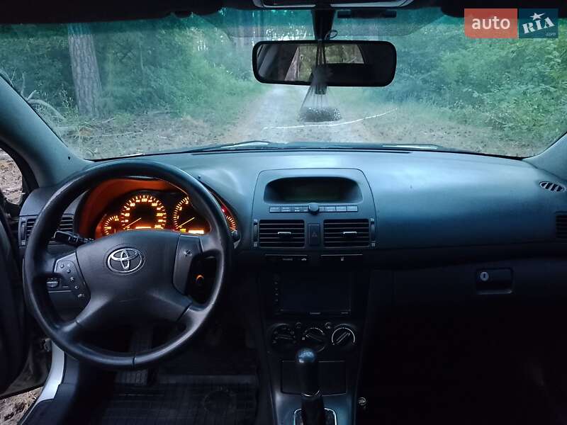 Седан Toyota Avensis 2003 в Александровке