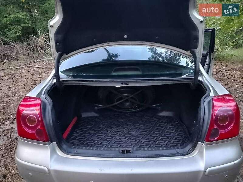 Седан Toyota Avensis 2003 в Александровке