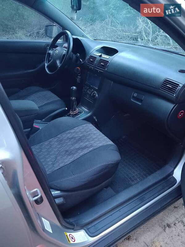 Седан Toyota Avensis 2003 в Александровке