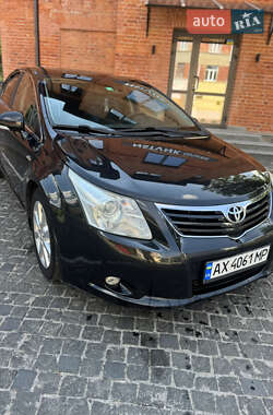 Седан Toyota Avensis 2010 в Люботині