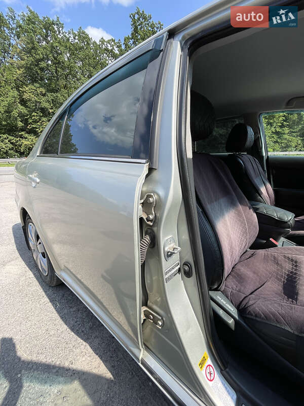 Седан Toyota Avensis 2003 в Виннице