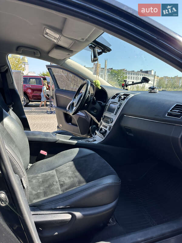 Седан Toyota Avensis 2012 в Львове