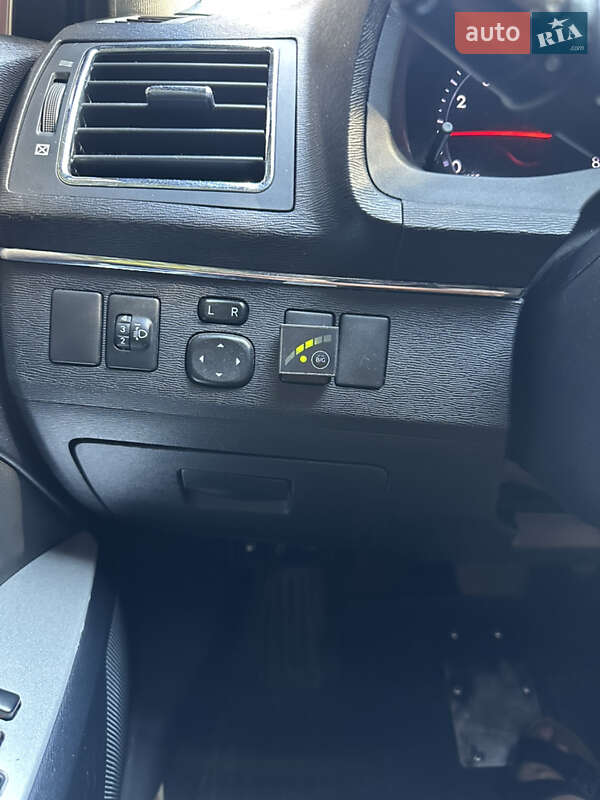 Седан Toyota Avensis 2012 в Львове