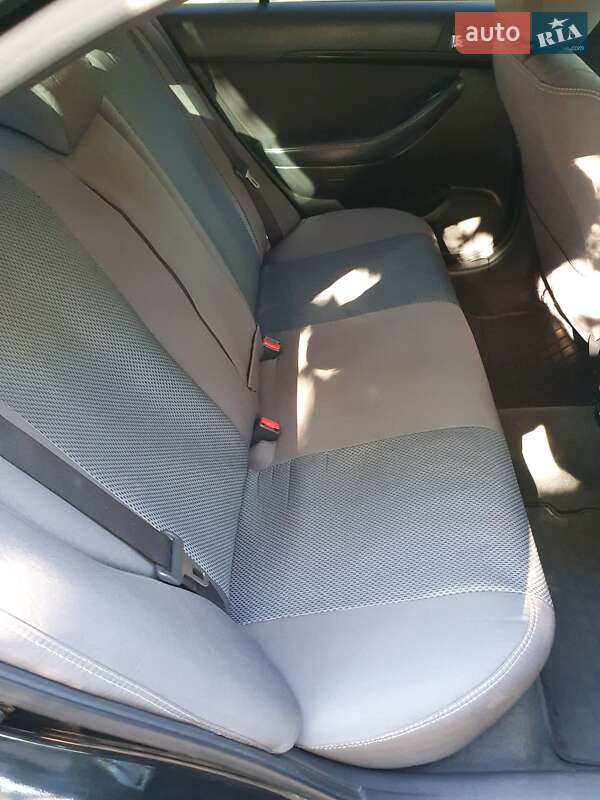 Седан Toyota Avensis 2004 в Черкассах